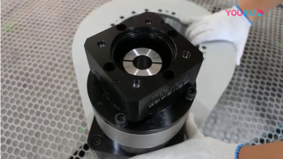 直齒驅(qū)動(齒輪式回轉(zhuǎn)驅(qū)動)配行星減速機(jī) 直齒驅(qū)動(齒輪式回轉(zhuǎn)驅(qū)動)配行星減速機(jī)